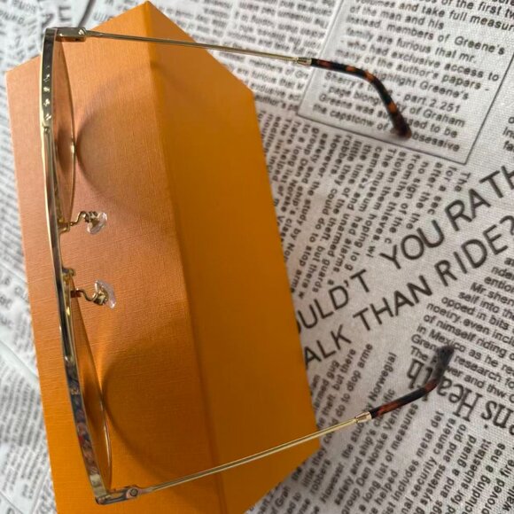 Stylish Golden Louis Vuitton Sunglasses - Picture 4 of 6
